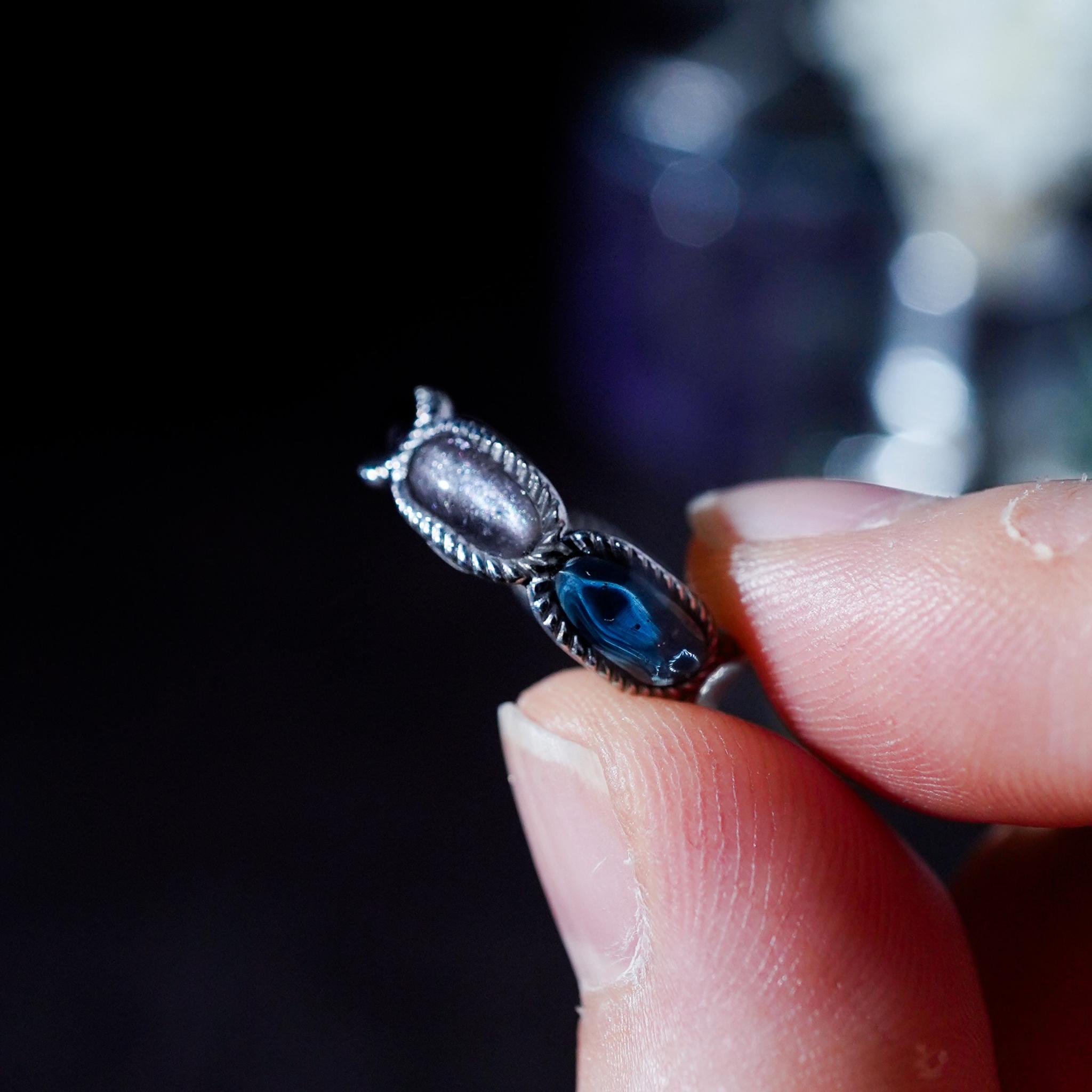 男前な色合いで女らしさを出す オーバル型の窓から覗く色に個性が光るリング #10293100