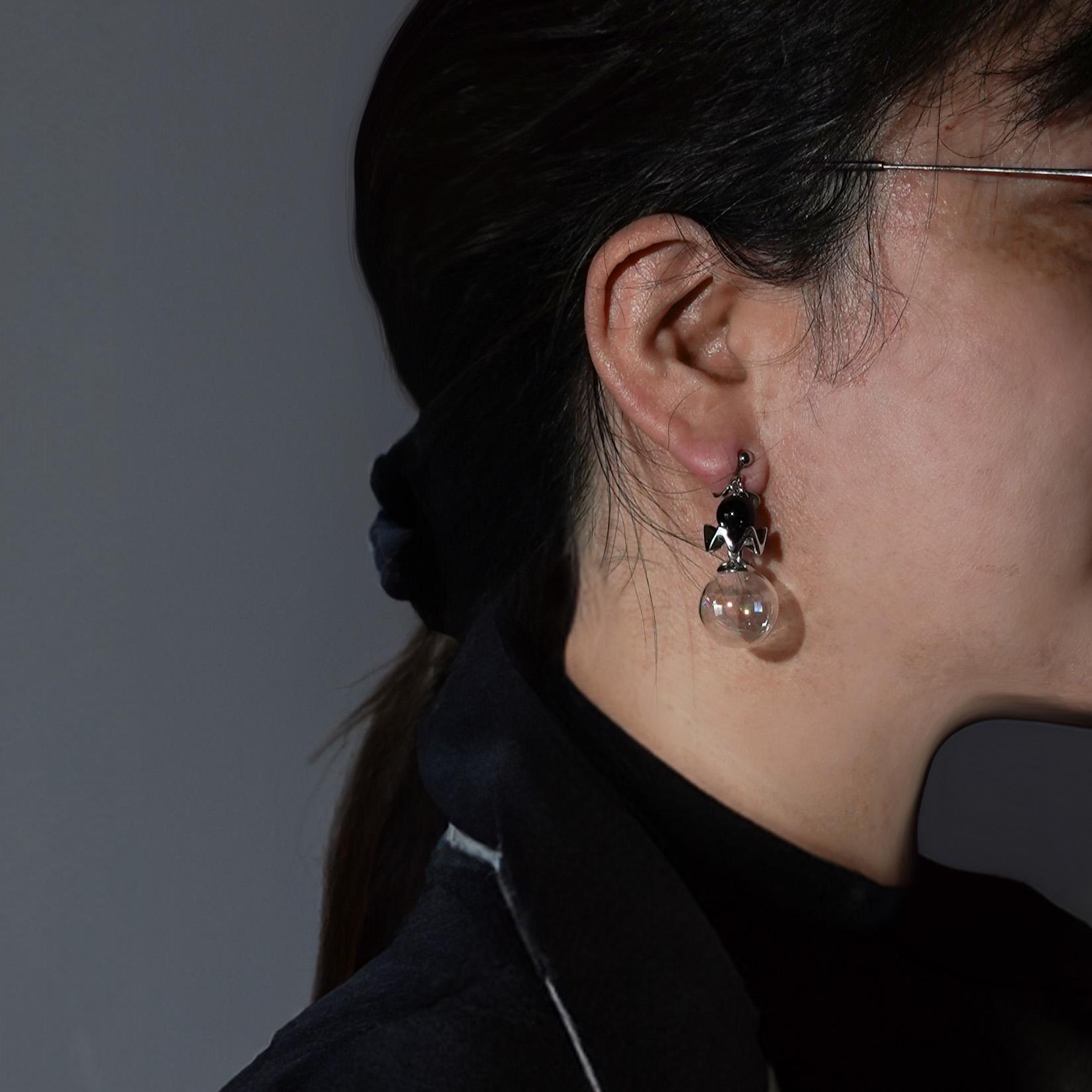 大きめガラスボールのピアス・イヤリング 個性派シンプル 黒曜石 モダンスタイル #10294101