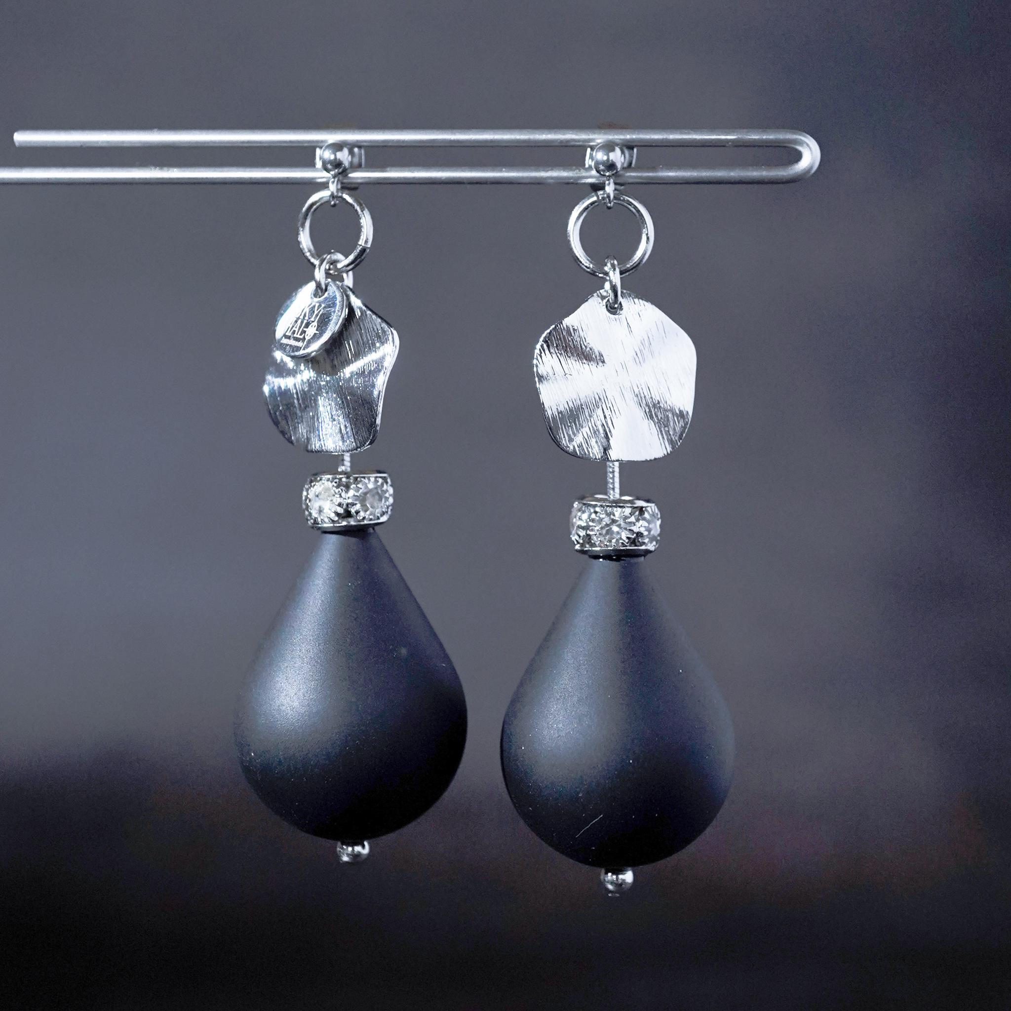 大きなブラック雫のクールなピアス・イヤリング シンプルにかっこよく 決意を込めた輝き #10298101