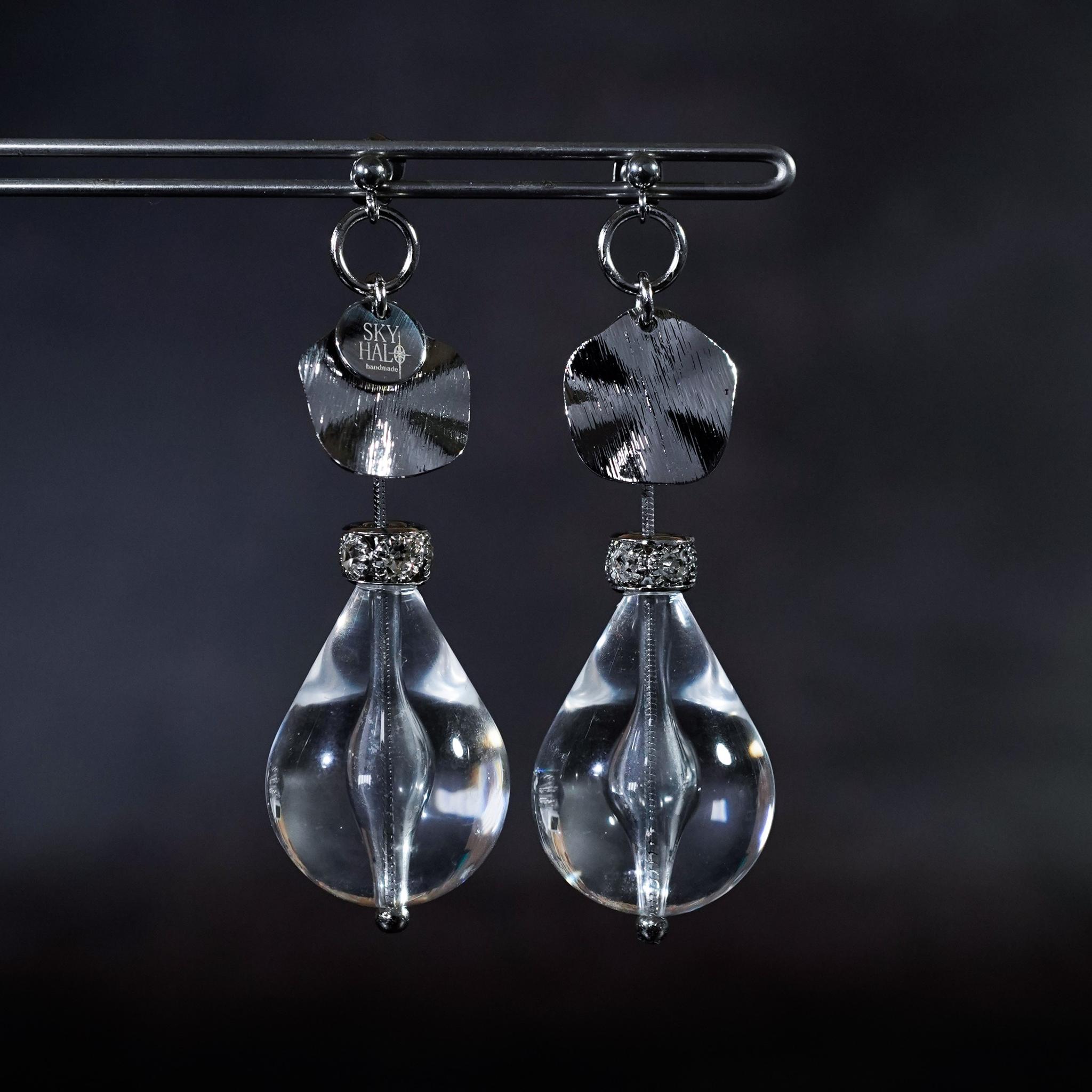 大きなクリア雫のクールなピアス・イヤリング シンプルにかっこよく 決意を込めた輝き #10298100