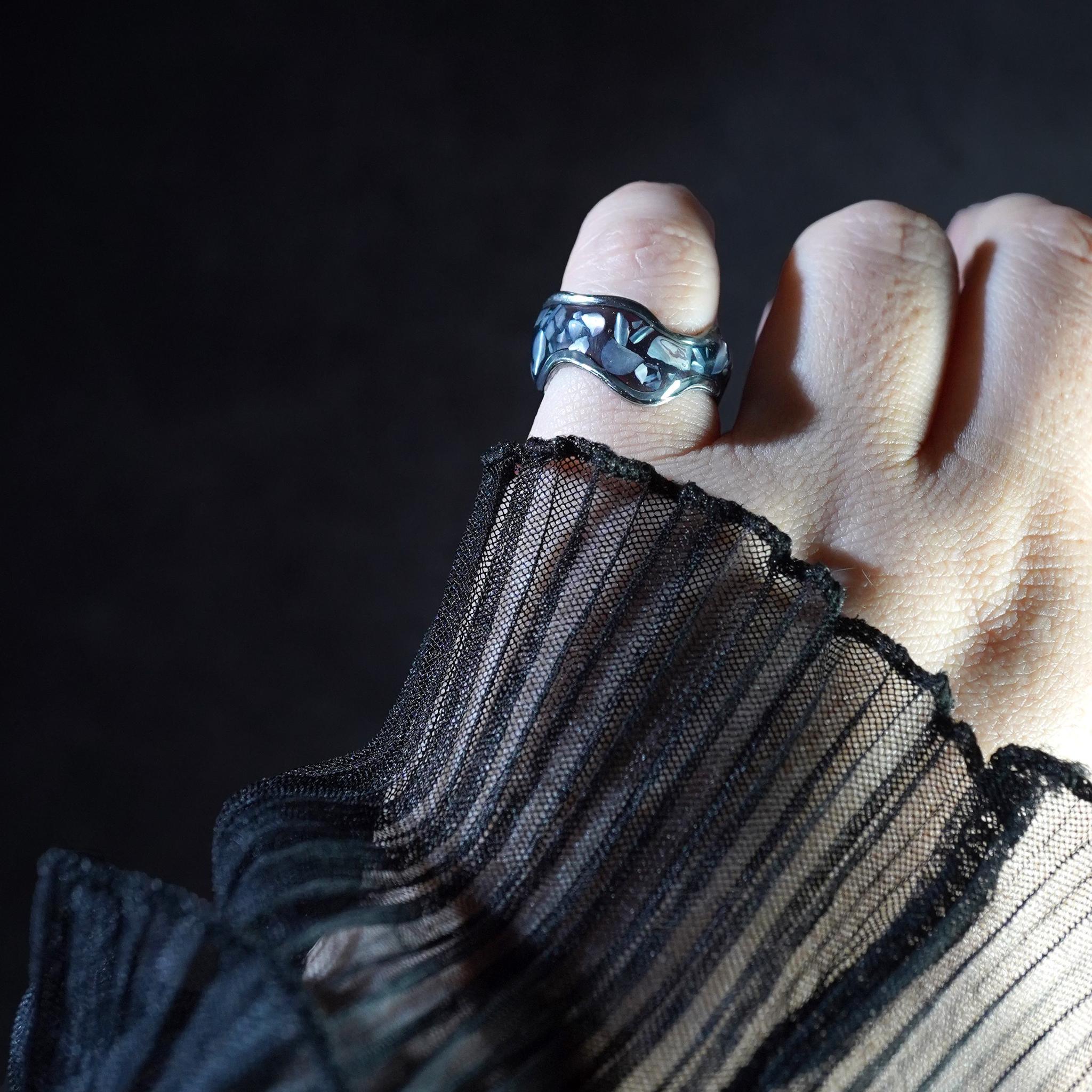 透明感のあるブルー＆ブラックのシックなシェルリング #10282101